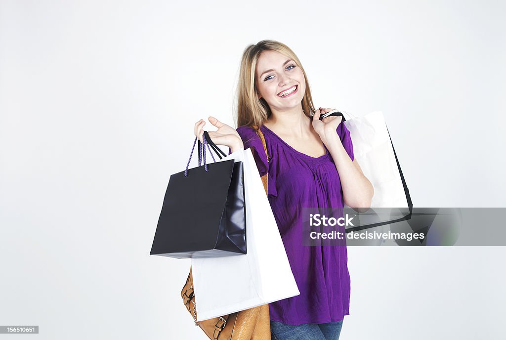 Hermosa rubia mujer con bolsas de compras - Foto de stock de 20 a 29 años libre de derechos