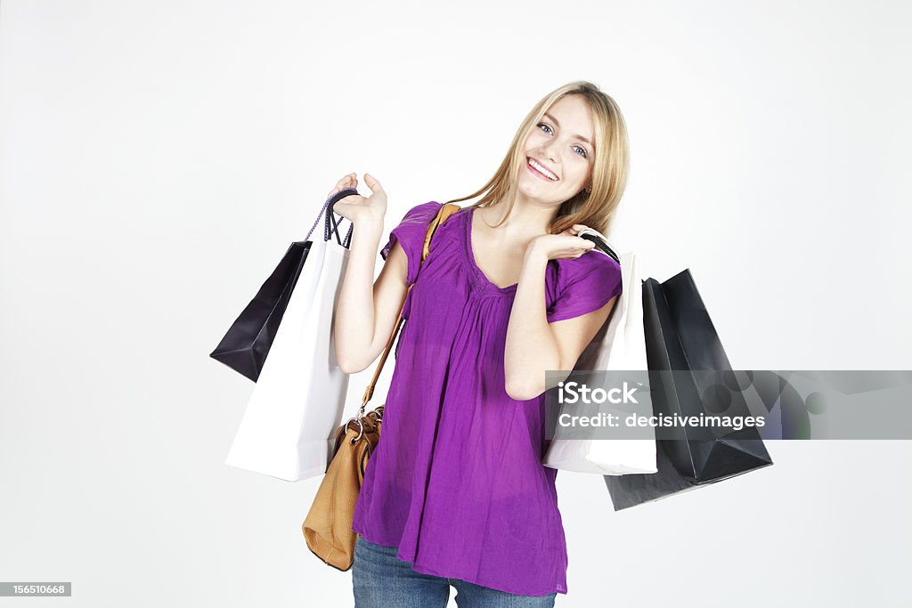 Красивая блондинка женщина с шопинг сумки - Стоковые фото 20-29 лет роялти-фри