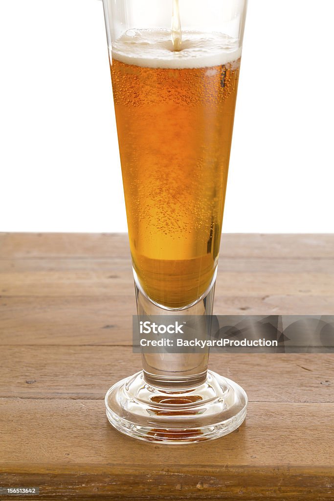 Verre de bière fraîche au bar en bois doré - Photo de Aliment libre de droits
