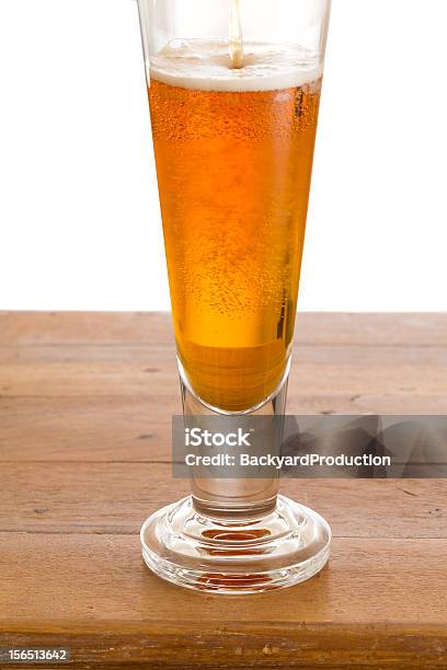 ガラスの冷たいビールでゴールド木製のバー - カッコいいのストックフォトや画像を多数ご用意 - カッコいい, クローズアップ, グラス