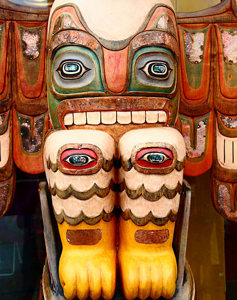 totem com muitos olhos - native american statue wood carving imagens e fotografias de stock