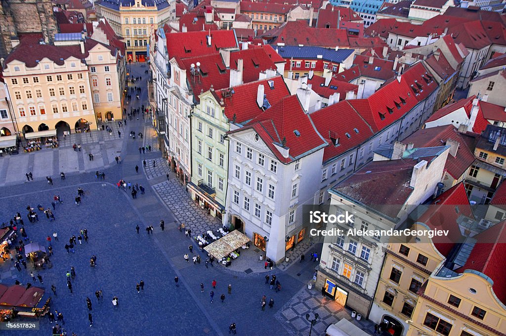 Twilight vista di Praga Piazza della città vecchia - Foto stock royalty-free di Palazzo Goltz-Kinsky