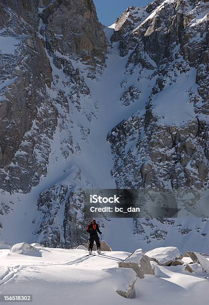 Sci Da Neve - Fotografie stock e altre immagini di Alpinismo - Alpinismo, Ambientazione esterna, Composizione verticale