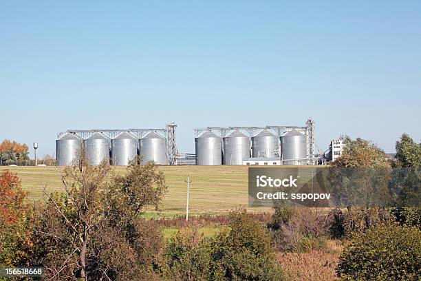 Silos Per Cereali - Fotografie stock e altre immagini di Fabbrica di produzione alimentare - Fabbrica di produzione alimentare, Acciaio, Affari