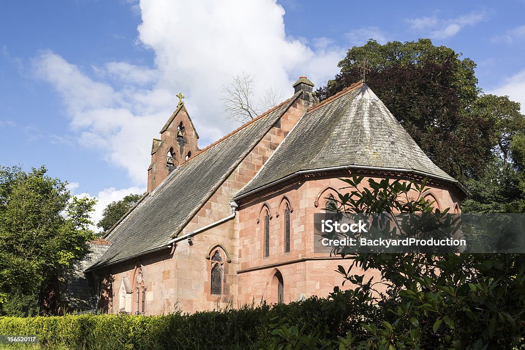 Chiesa di St Hilary Erbistock dal Fiume Dee - Foto stock royalty-free di Albero