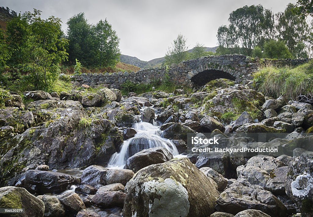 Ashness Most nad małym strumień w Lake District - Zbiór zdjęć royalty-free (Ashness Bridge)