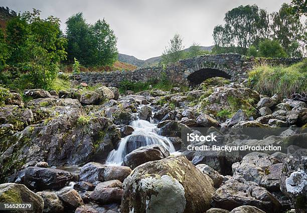 Ashness Most Nad Małym Strumień W Lake District - zdjęcia stockowe i więcej obrazów Ashness Bridge - Ashness Bridge, Borrowdale, Potok