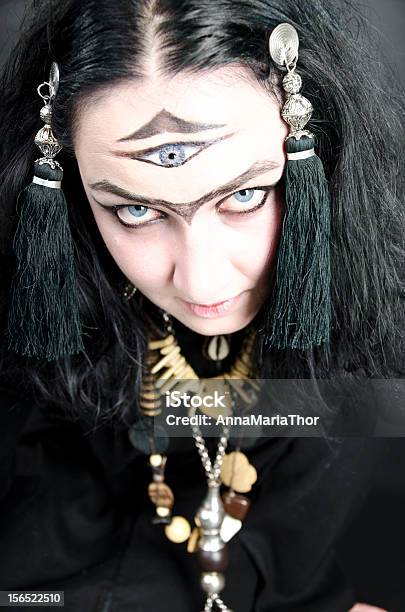 Czarownicaszaman - zdjęcia stockowe i więcej obrazów Biżuteria - Biżuteria, Błękitne oczy, Czarne włosy