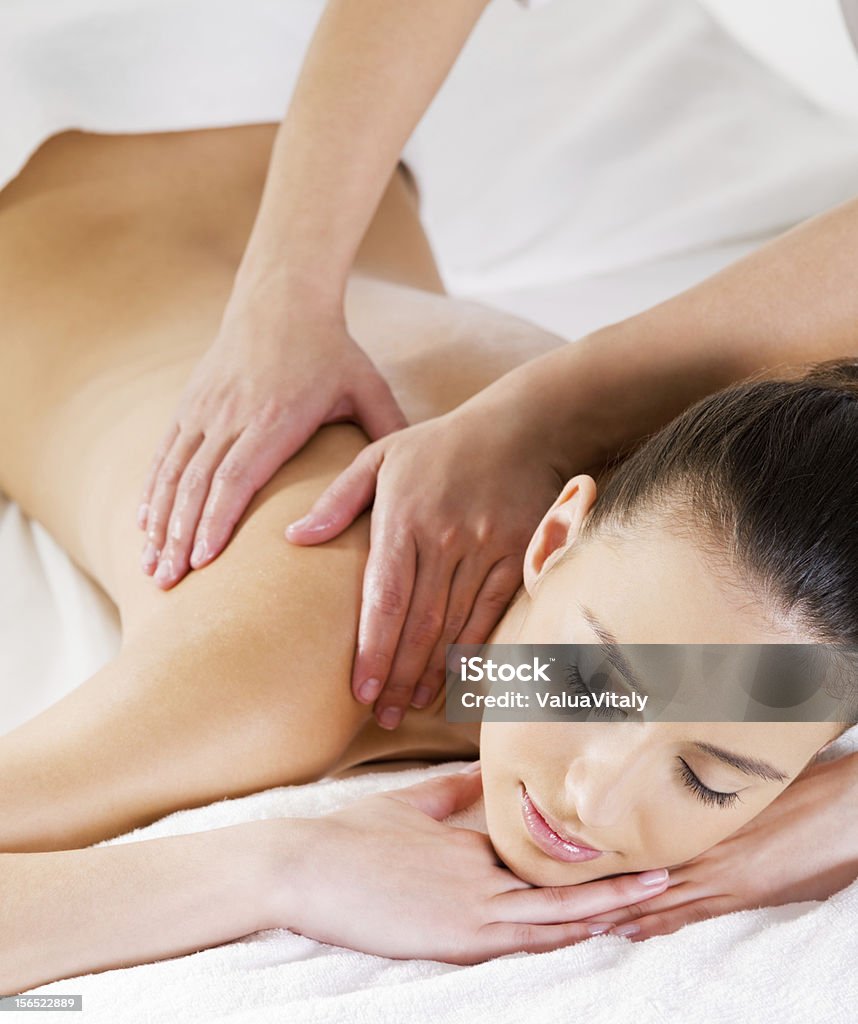 Massaggio sulla spalla per donna - Foto stock royalty-free di Adulto