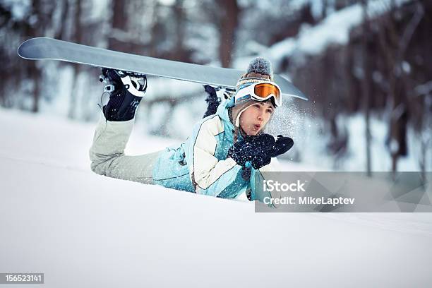 Hembra Snowboarder Nieve Y Viento Foto de stock y más banco de imágenes de Acostado - Acostado, Acostado boca abajo, Actividad