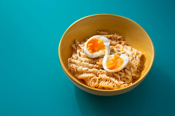 istock Boiled instant noodles on a blue background. 1565273605