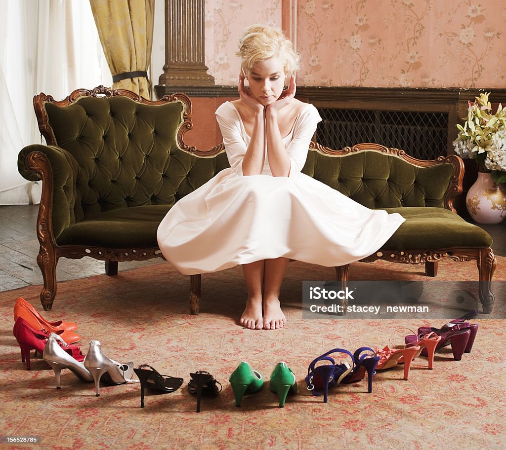 Hermosa elegante mujer elegir zapatos - Foto de stock de Escoger libre de derechos