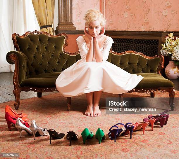 美しいスタイリッシュな女性の靴を選ぶ - 選ぶのストックフォトや画像を多数ご用意 - 選ぶ, 選択, 着る