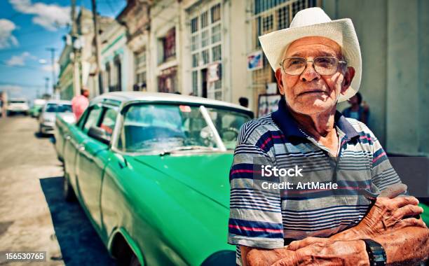 Kubanische Mann Und Sein Auto Stockfoto und mehr Bilder von Kuba - Kuba, Senioren - Männer, Lateinamerikanische Abstammung