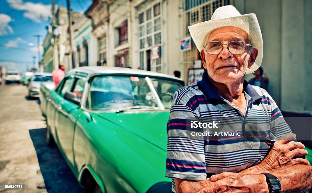 Homme et sa voiture de Cuba - Photo de Cuba libre de droits