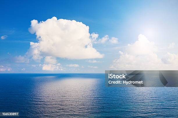 Hermoso Cielo Con Nubes Al Mar Y Sol Foto de stock y más banco de imágenes de Agua - Agua, Azul, Blanco - Color
