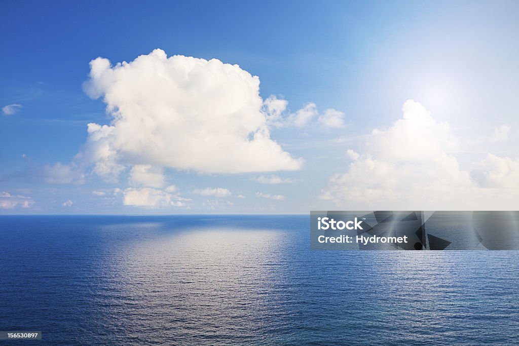 Magnifique sur la mer et du ciel avec nuages - Photo de Blanc libre de droits