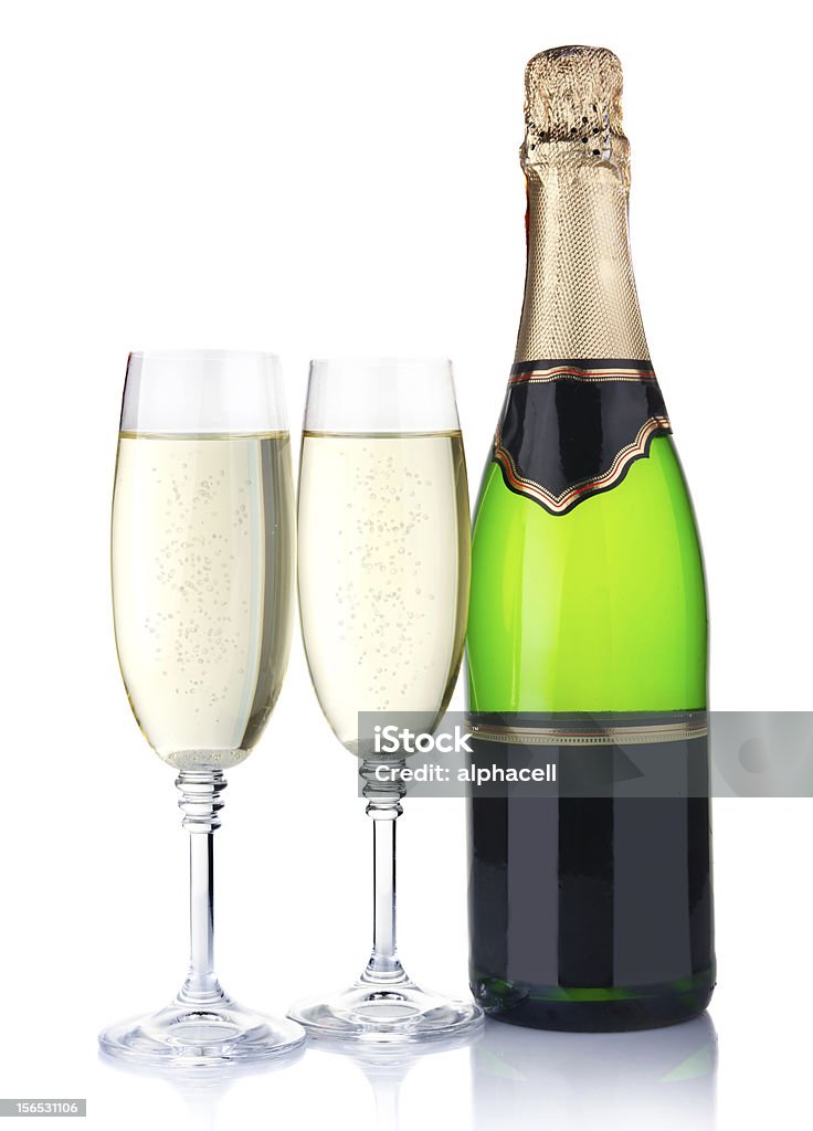 Dwie szklanki z szampana i butelkę na białym tle - Zbiór zdjęć royalty-free (Alkohol - napój)