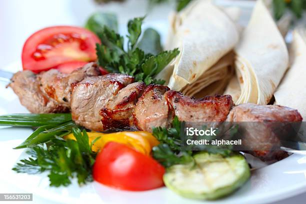 Foto de Shish Kebab De Carne De Porco Com Verduras E Legumes e mais fotos de stock de Alimentação Saudável