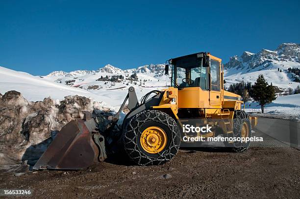 Foto de Limpador De Neve Com Bulldozer e mais fotos de stock de Atividade - Atividade, Atividade Física, Buldôzer