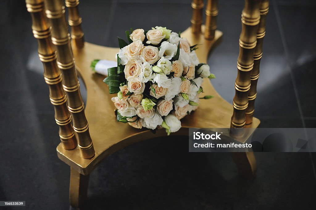 Composition florale et golden table - Photo de Blanc libre de droits
