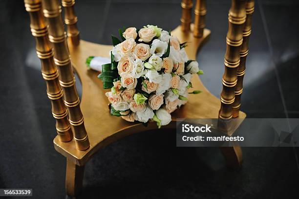 Photo libre de droit de Composition Florale Et Golden Table banque d'images et plus d'images libres de droit de Blanc - Blanc, Bouquet formel, Composition florale