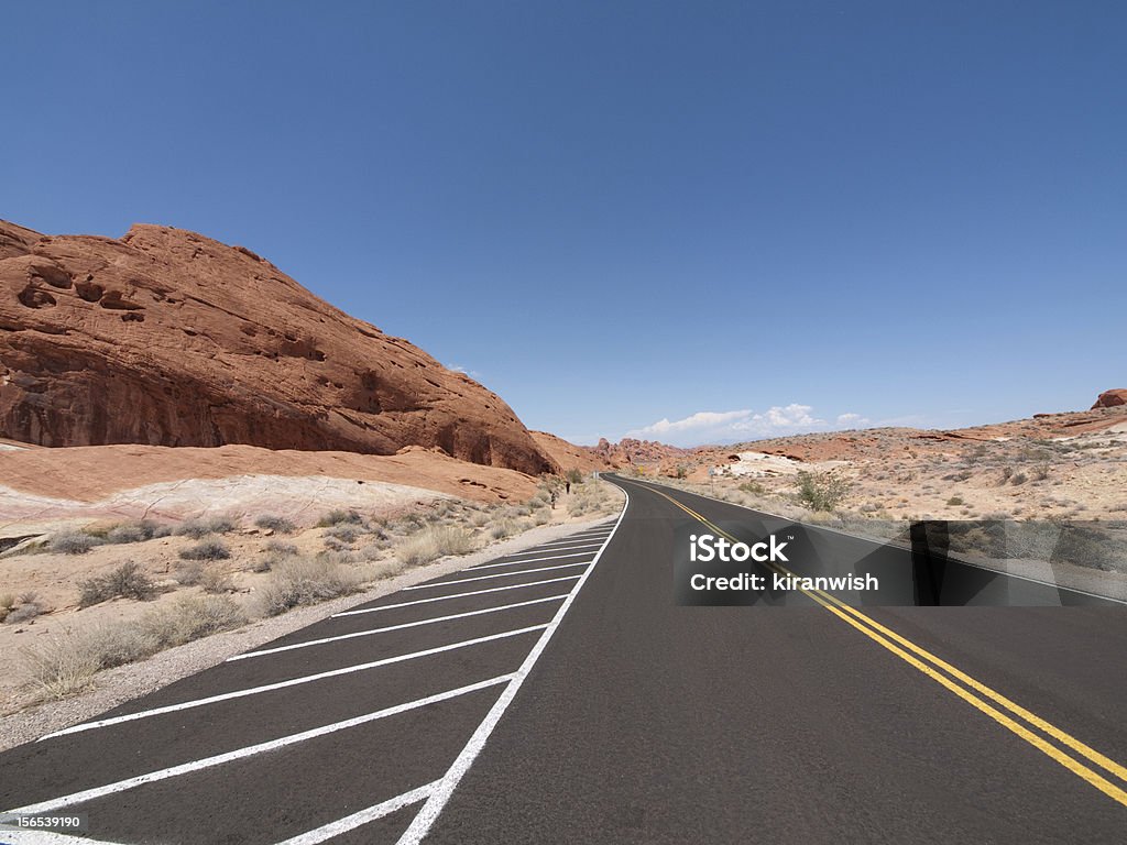 Highway hombro en el desierto - Foto de stock de Aire libre libre de derechos