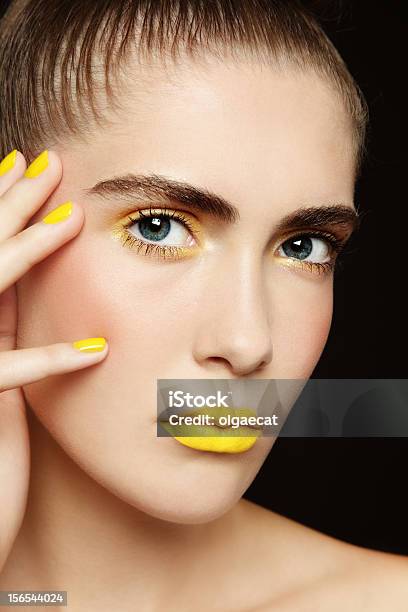 Rossetto Giallo - Fotografie stock e altre immagini di Adulto - Adulto, Antirughe, Beautiful Woman