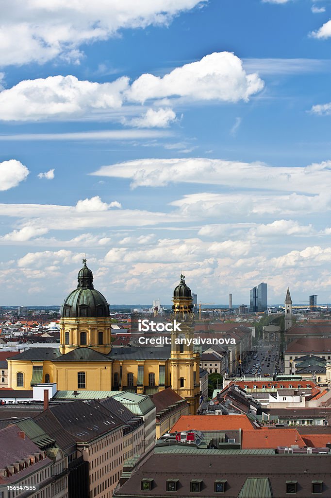 Widok z lotu ptaka na Theatinerkirche w Monachium - Zbiór zdjęć royalty-free (Architektura)