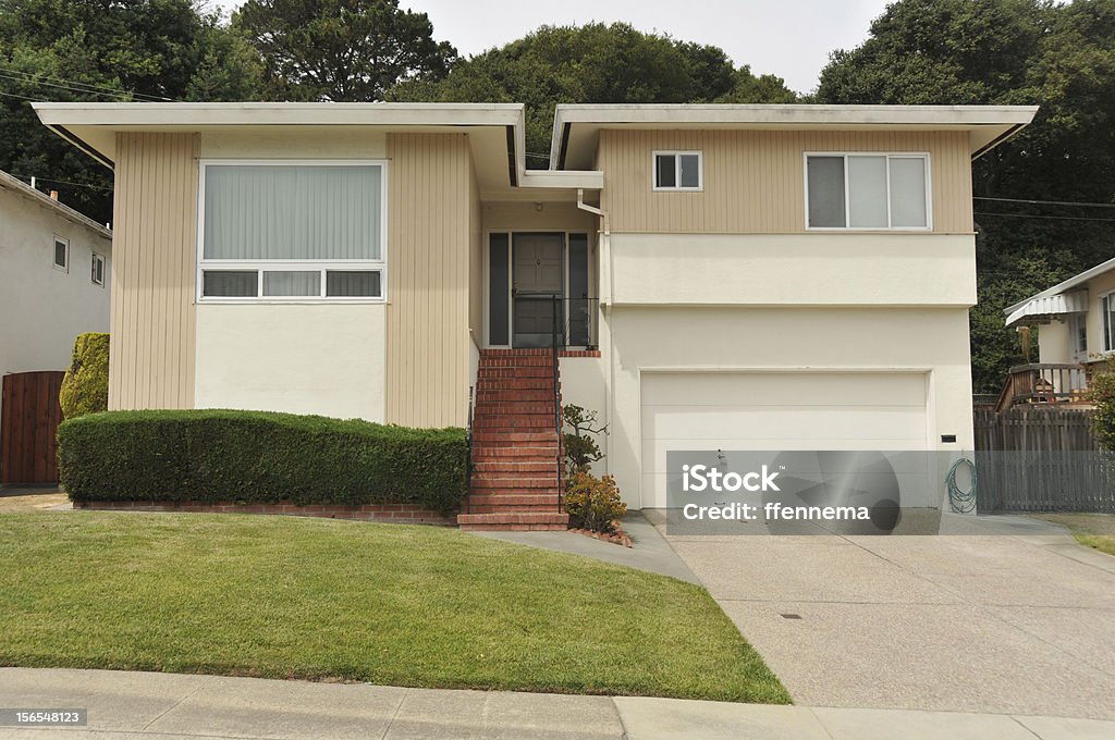 Familia de dos pisos con entrada única Casa - Foto de stock de Garaje libre de derechos