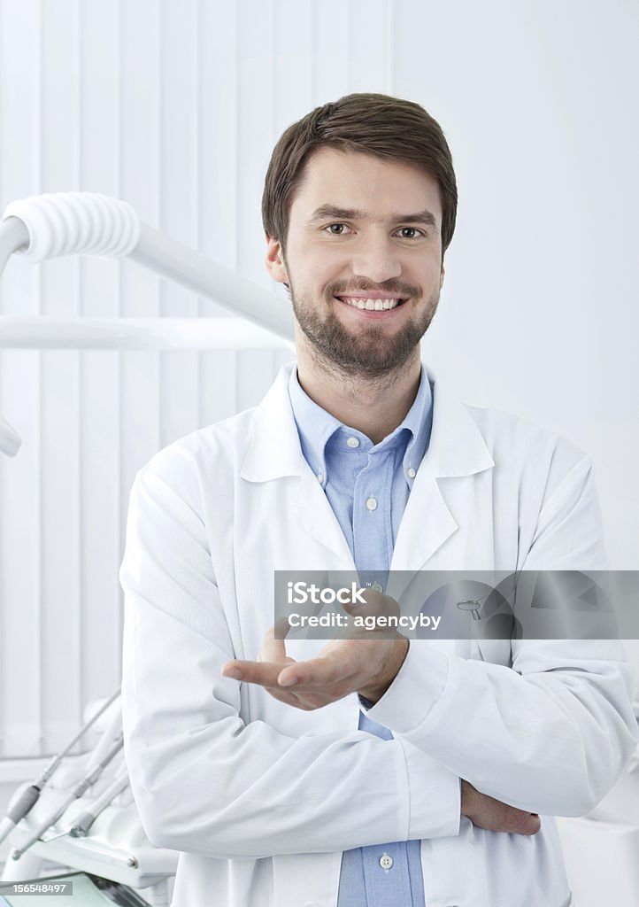 Dentista sonriente - Foto de stock de Dentista libre de derechos