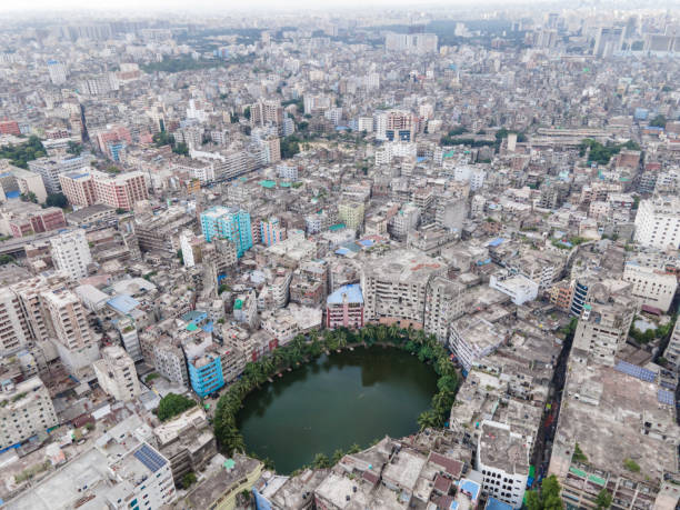 gol talab o gol talaab también conocido como nawab bari pukur, es un pequeño estanque de agua de forma ovalada en islampur, viejo dhaka, dhaka, bangladesh. - as bari fotografías e imágenes de stock