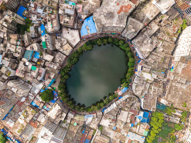 gol talab o gol talaab también conocido como nawab bari pukur, es un pequeño estanque de agua de forma ovalada en islampur, viejo dhaka, dhaka, bangladesh. - as bari fotografías e imágenes de stock