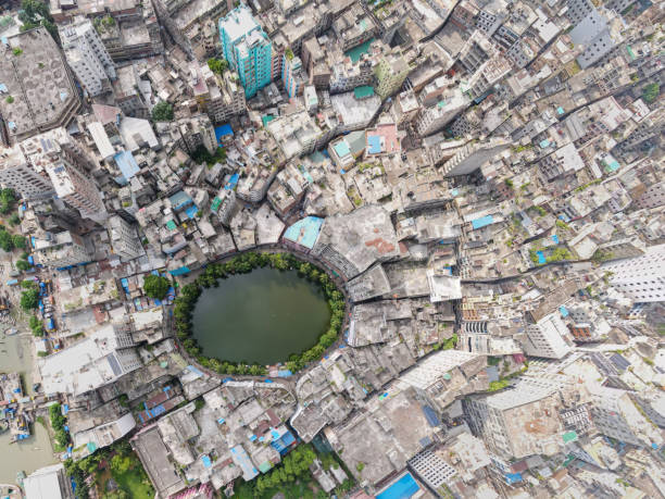 gol talab o gol talaab también conocido como nawab bari pukur, es un pequeño estanque de agua de forma ovalada en islampur, viejo dhaka, dhaka, bangladesh. - as bari fotografías e imágenes de stock