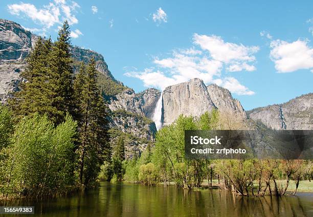 Wasserfall Yosemite Falls Stockfoto und mehr Bilder von Fluss Tuolumne - Fluss Tuolumne, Kalifornien, Amerikanische Sierra Nevada
