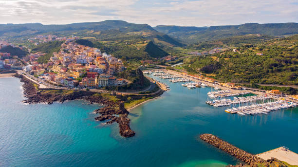 vue aérienne de marina castelsardo et de la ville, sardaigne, italie - nuragic photos et images de collection