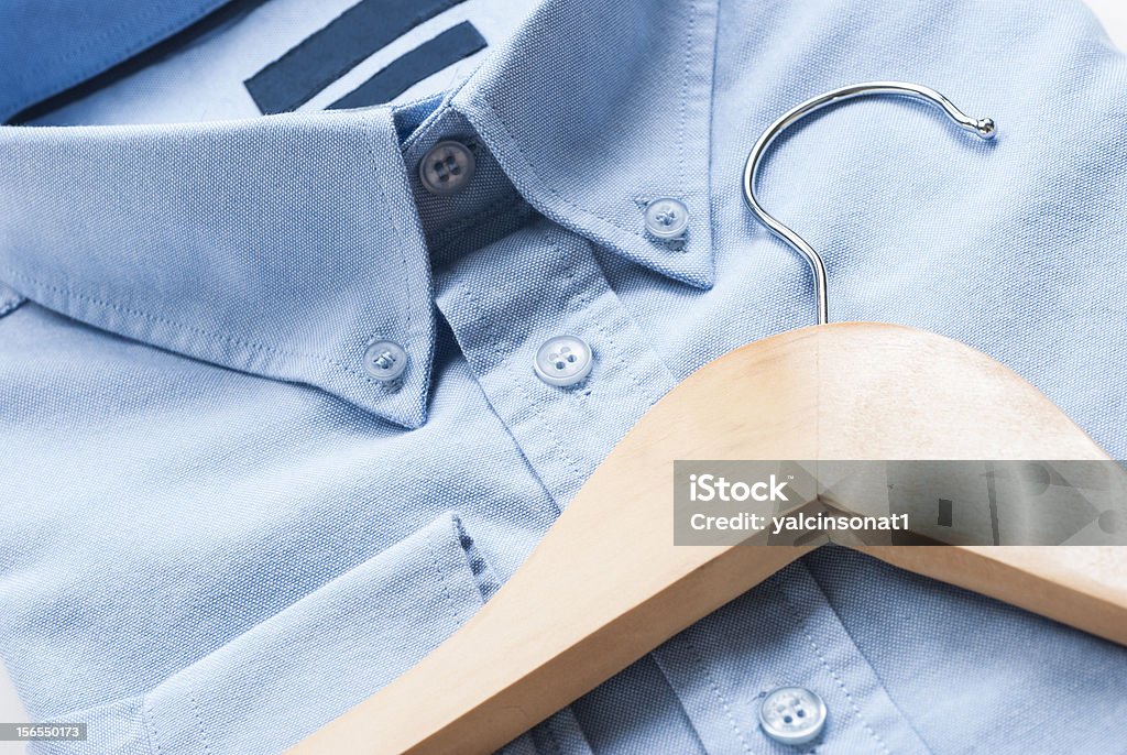 Panno camicia e supporto pendente - Foto stock royalty-free di Lavato a secco