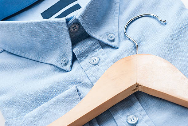 camisa e tecido para pendurar - shirt button down shirt hanger clothing - fotografias e filmes do acervo