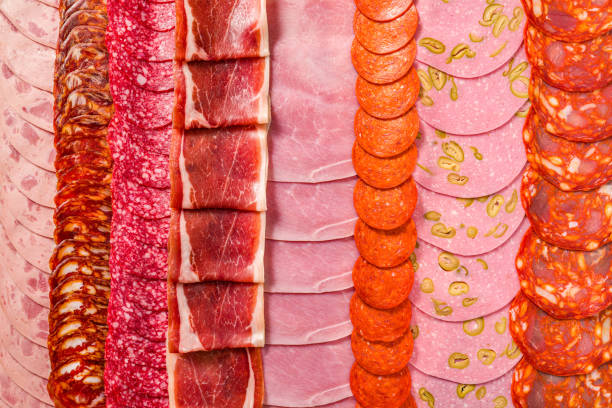 wędliny wędlin wędliny plastry mięsa z rzędu, pepperoni, siekane, szynka, prosciutto i chorizo - delicatessen meat cold cuts chopped zdjęcia i obrazy z banku zdjęć