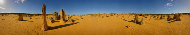 пустыня пиннаклс в национальном парке намбунг, западная австралия, пейзажные пейзажи из пустынной местности со скалистыми стоячими камням - australia desert pinnacle stone стоковые фото и изображения