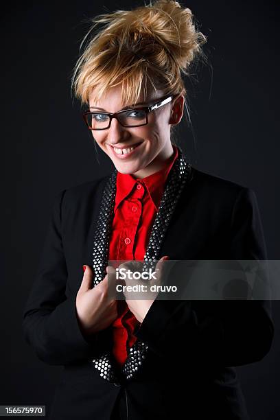 Junge Lächelnde Frau In Eyeglasses Stockfoto und mehr Bilder von Anzug - Anzug, Attraktive Frau, Blick in die Kamera