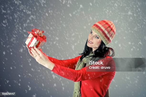 Menina De Inverno - Fotografias de stock e mais imagens de 20-24 Anos - 20-24 Anos, A nevar, Adulto