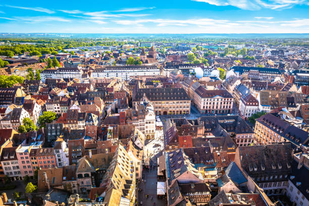 vue aérienne des toits du centre-ville historique de strasbourg - 11327 photos et images de collection