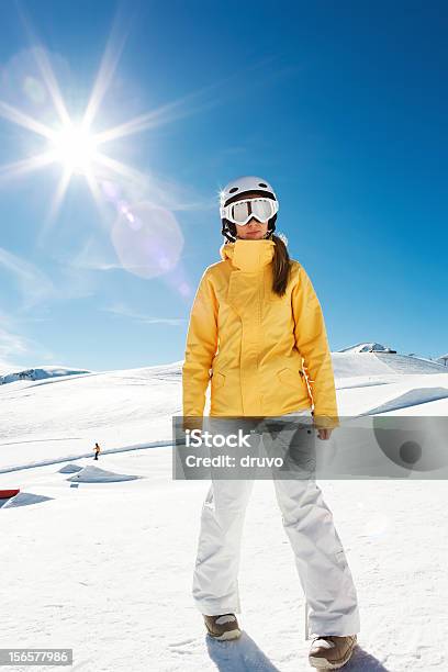 Młoda Kobieta Uprawiania Snowboardu - zdjęcia stockowe i więcej obrazów Alpy - Alpy, Biały, But z cholewką