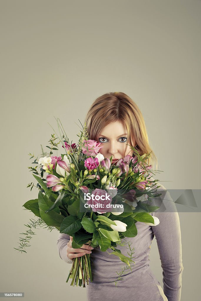 Ragazza con bouquet di fiori - Foto stock royalty-free di 20-24 anni