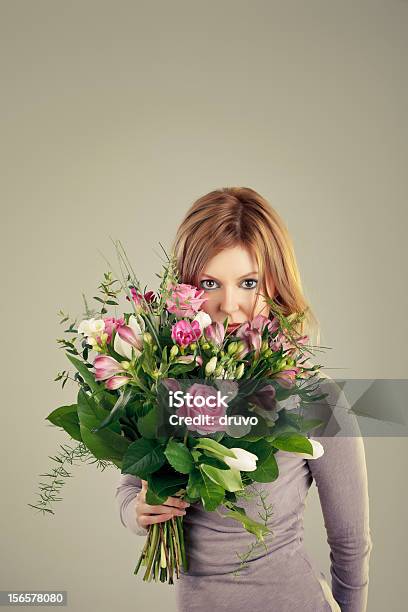 Menina Com Bouquet De Flores - Fotografias de stock e mais imagens de 20-24 Anos - 20-24 Anos, 25-29 Anos, Abraçar