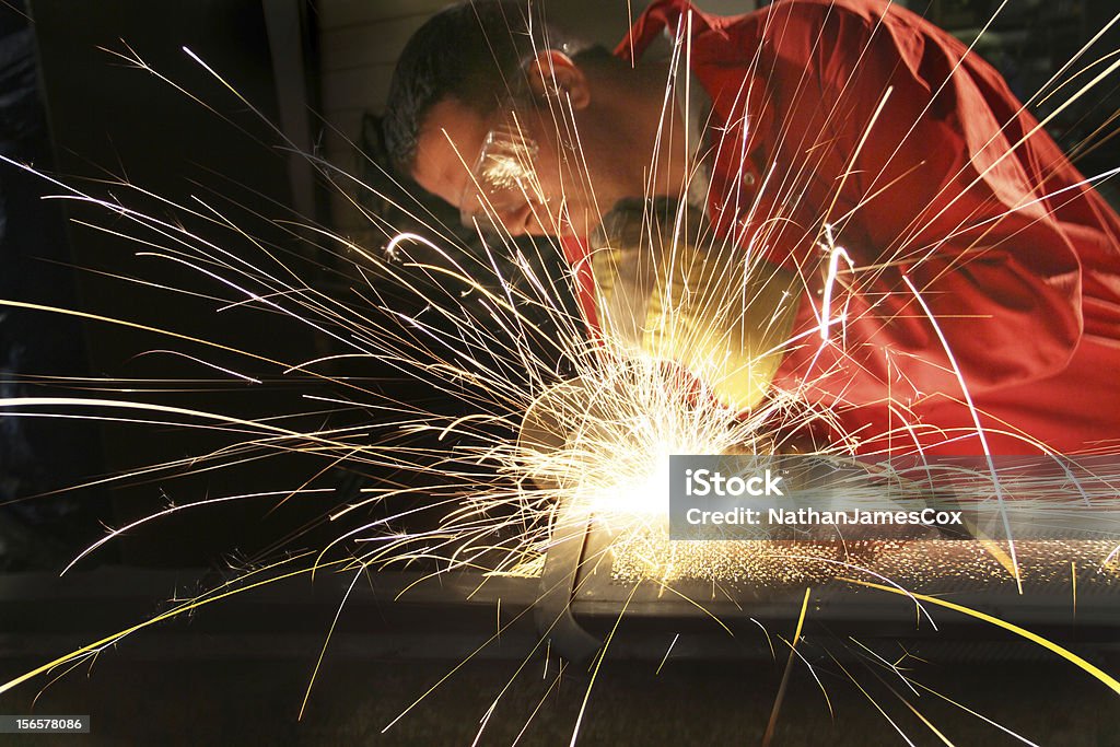수동 인부 그라인딩 금속 산업 워크숍입니다 - 로열티 프리 건설 산업 스톡 사진
