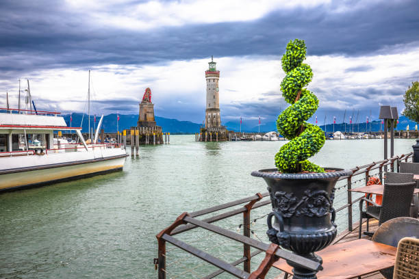 stadt lindau am bodensee, hafeneinfahrt, leuchtturmblick, - 11320 stock-fotos und bilder