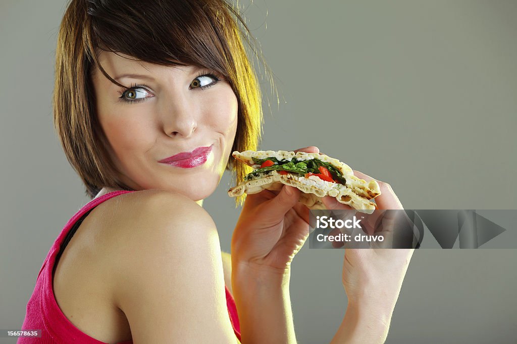 Молодая женщина, держа свежие сэндвич - Стоковые фото Благополучие роялти-фри