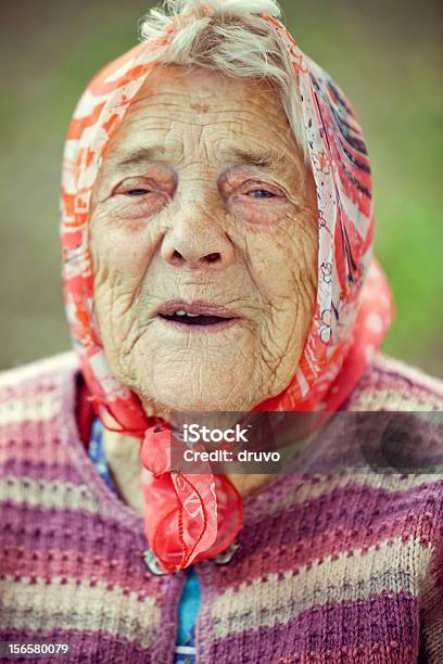 Sonriente Mujer Senior Foto de stock y más banco de imágenes de 80-89 años - 80-89 años, Adulto, Adulto joven